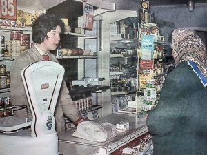 F11 Annie Goossens in de Coop-winkel (ca 1960)